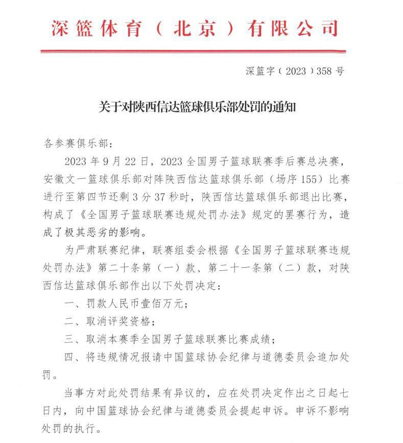 海报中的蓝白校服、课桌、书本等细节设定都具有一股浓郁的国产青春气息，让观众有很强的代入感